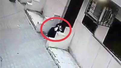 كاميرا المراقبة ترصد سيدة ألقت رضيعًا أمام مسجد بالدقهلية | فيديو 