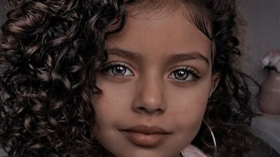 قصات للشعر الكيرلي بنات.. 24 صورة لأحدث التسريحات مع نصائح للعناية