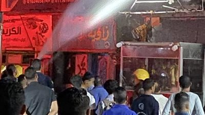 الحماية المدنية تسيطر على حريق بأحد المطاعم بالأقصر | صور