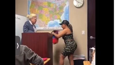 ولية أمر تقتحم الفصل وتنزع علم المثلية الجنسية في مدرسة بأمريكا| فيديو