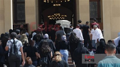 إلهام شاهين ومحمد هنيدي أول الحضور في جنازة أشرف مصيلحي بمسجد المشير طنطاوي | بث مباشر