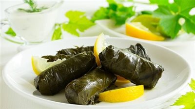 طريقة حشو ورق العنب.. تعلمي طريقة لف ورق العنب