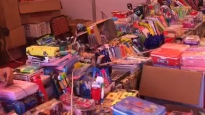 الشنطة بـ50 جنيهًا والكوتشي بـ40.. تخفيضات كبيرة في معرض أهلًا مدارس ببنها | بث مباشر