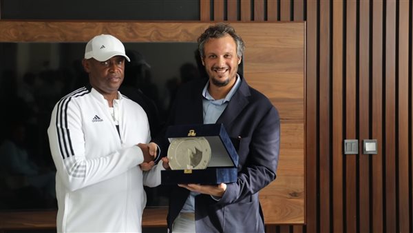 إهداء درع بيراميدز