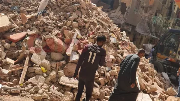 جانب من العقار المنهار