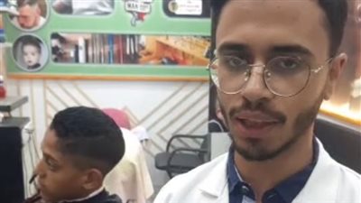 كفاح محمد صابر في الدراسة بكلية الطب البيطري ومساعدة والده في محل الحلاقة بالمنيا| بث مباشر 