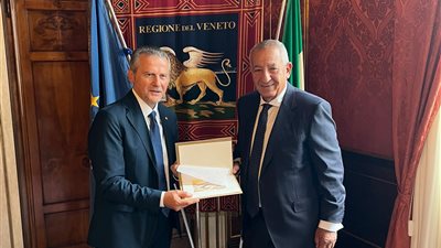 رئيس المجلس الإقليمي الإيطالي يكرم رجل الأعمال المصري كامل أبو علي