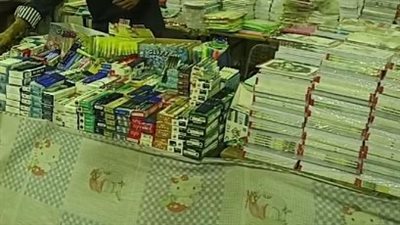 القلم بـ جنيه والكشكول بـ 4.5.. تخفيضات كبيرة في معرض أهلًا مدارس بالمنيا | بث مباشر