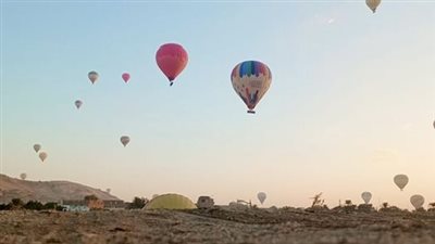 40 رحلة بالون طائر تزين سماء الأقصر بـ 850 سائحًا صباح اليوم