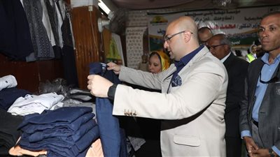محافظ بني سويف يشارك التلاميذ الأولى بالرعاية في اختيار الزي المدرسي 