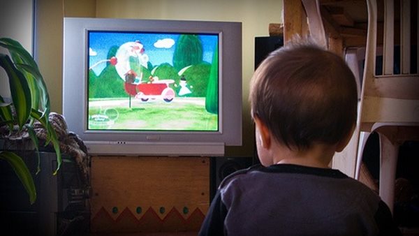 أطفال أمام التلفاز