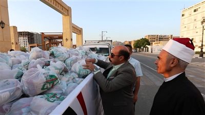 محافظ أسوان يتفقد قافلة المساعدات للأسر بتوزيع شنط المواد الغذائية لـ 20 ألف أسرة مهداة من وزارة الأوقاف