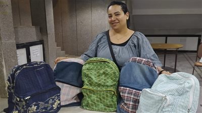 إعادة تدوير الستائر والملابس.. ماريانا تعيد استخدام الأقمشة القديمة لصناعة شنط مدرسية جديدة|صور