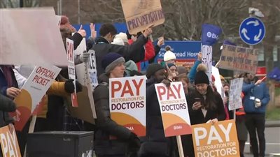 اليوم.. آلاف الأطباء في بريطانيا يضربون عن العمل بسبب الأجور