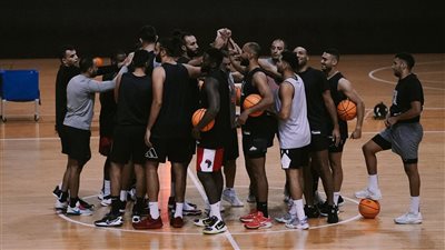 أوجستي يعقد محاضرة للاعبي الأهلي استعدادًا لمواجهة إجنايت بكأس العالم للأندية لكرة السلة