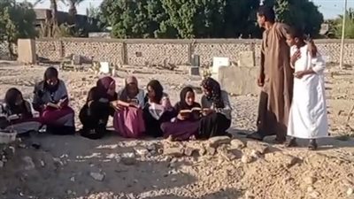 وفاء وحبا لمعلمهم.. صغار يزورون قبر شيخهم في قنا بعد وفاته بأيام| بث مباشر 