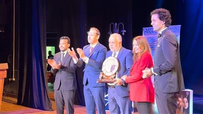  مهرجان المسرح العربي يكرم أشرف زكي بحضور زوجته روجينا وابنتهما | صور