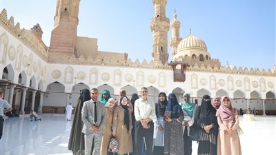الوافدون الجدد يزورون الجامع الأزهر ويحصلون على لوحات فنية بالخط العربي كهدايا تذكارية 