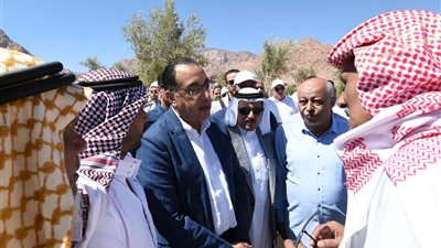 مدبولي يلتقي حفيد الشيخ مسمح المشارك في جمع وثائق طابا.. ويؤكد الاهتمام بالمشروعات الخدمية والتنموية بسيناء