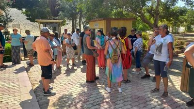 وفد سياحي متعدد الجنسيات يزور المناطق الأثرية بالمنيا