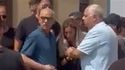 تستند على أصدقائها.. أول ظهور لـ دينا الشربيني في جنازة والدتها بعد 5 أشهر من رحيل والدها | صور