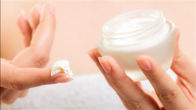 يعزز صحة البشرة والشعر.. تعرف على فوائد الجلسرين التجميلية