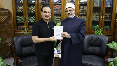 رئيس جامعة الأزهر يهدي الفنان محمد ثروت كتابي الجامع الأزهر في الخطط التوفيقية والمزهر| صور