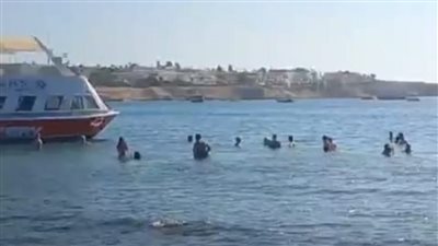 إقبال السائحين على شواطئ شرم الشيخ للاستمتاع بالسباحة والألعاب المائية في آخر أيام فصل الصيف | بث مباشر