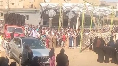 انهيار والدة الشاب المتوفى دهسًا أسفل عجلات ميكروباص خلال تشييع جثمانه بالدقهلية | بث مباشر