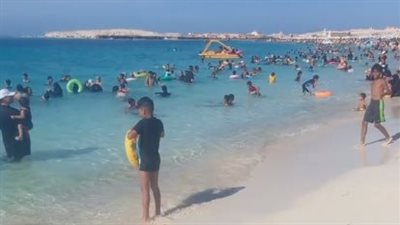 بالتزامن مع العطلة الأسبوعية.. إقبال كبير من المصطافين على شواطئ مطروح| بث مباشر