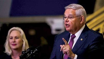 السيناتور الأمريكي بوب مينينديز يطالب بمحاكمة منفصلة عن زوجته في قضايا الرشوة