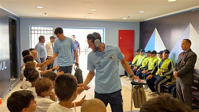 أطفال مستشفى 57357 يستقبلون لاعبي الزمالك وبيراميدز فور وصولهم ملعب الدفاع الجوي