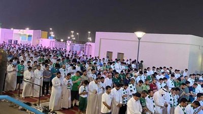 جماهير أهلي جدة تؤدي صلاة العشاء قبل مواجهة النصر بالدوري السعودي 
