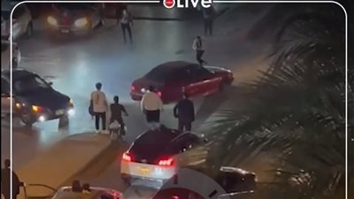 عرض حياة الناس للخطر.. حركات استعراضية لشاب بسيارته بالحي الثاني بأكتوبر