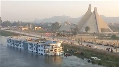 غرق جزئي لباخرة نيلية في المنيا بعد اصطدامها بكوبري  