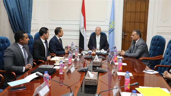 محافظ القاهرة مع