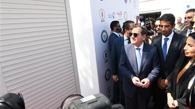 وزير البترول يفتتح أولى محطات خدمة وتموين السيارات بالوقود لشركة أدنوك الإماراتية