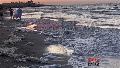 ظاهرة زبد البحر تعود من جديد لشاطئ بورسعيد.. والمصطافون يتلقطون الصور التذكارية | صور