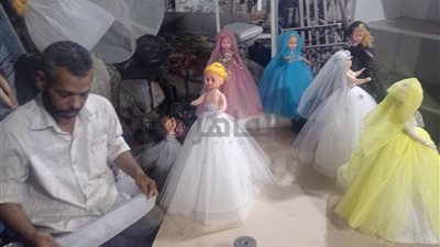  موسم رزقه كتير.. العم أيمن أقدم صانع عرائس مولد بقنا: بقالي 18 سنة في المهنة وبشتغل من السنة للسنة