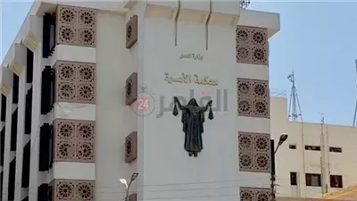 معلّمة أمام قاضي الأسرة: جوزي بيخوني وكل ما أقفشه يعيط.. وزوجة أخرى: زوجي ابن أمه 