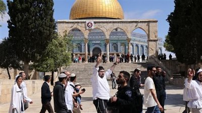 مئات المستوطنين يقتحمون المسجد الأقصى بحماية من شرطة الاحتلال