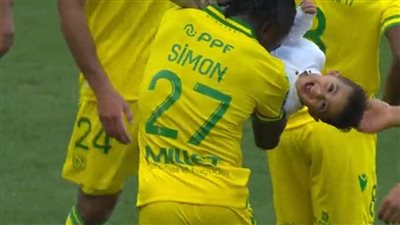 تشجيع من المدرجات ولهو مع نجوم نانت.. عدي مصطفى محمد يخطف الأنظار من والده | صور