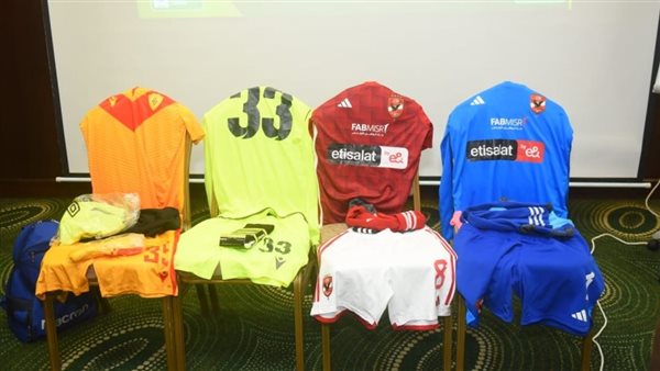 الأهلي يرتدي الزي