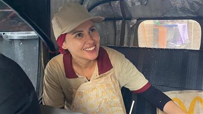 ياسمين رئيس تجسد دور عاملة بمطعم وجبات سريعة في فيلم الفستان الأبيض