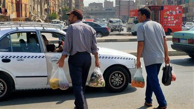 معاناة باعة سوق الخميس والمواطنين بالمطرية.. رحلة للتسوق غير آمنة والحل كوبري مشاة وإشارة مرور