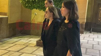 عفاف راضي تستقبل عزاء شقيقها في مسجد الحامدية الشاذلية |صور