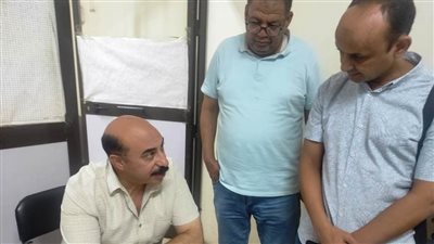 محافظ أسوان يجري زيارة مفاجئة للعيادات الخارجية بالتأمين الصحي
