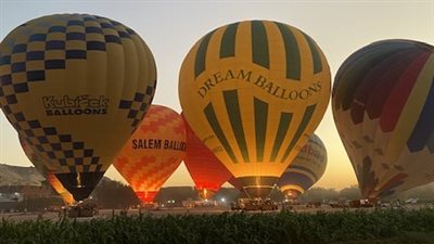 900 سائح يحلقون بسماء الأقصر على متن 45 رحلة بالون طائر