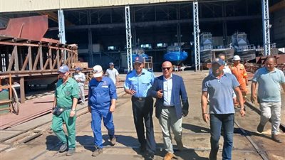 رئيس هيئة ميناء دمياط يتفقد أعمال بناء 4 قاطرات جديدة بالشركة المصرية لإصلاح وبناء السفن