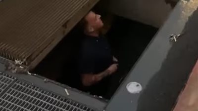 شخص يقفز في المجاري لإنقاذ السماعات الخاصة به